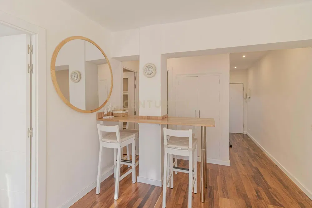 Mutfak; mutfak aletleri, ahşap zemin, doğal ışık, modern stil