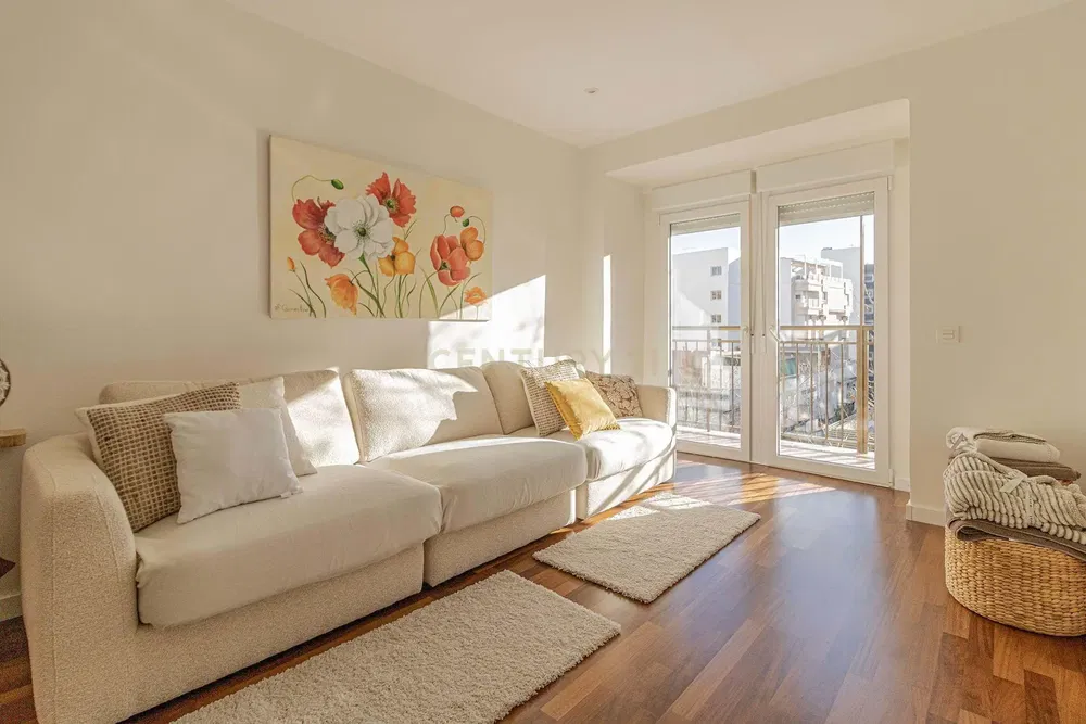 Mutfak; mutfak aletleri, ahşap zemin, doğal ışık, modern stil