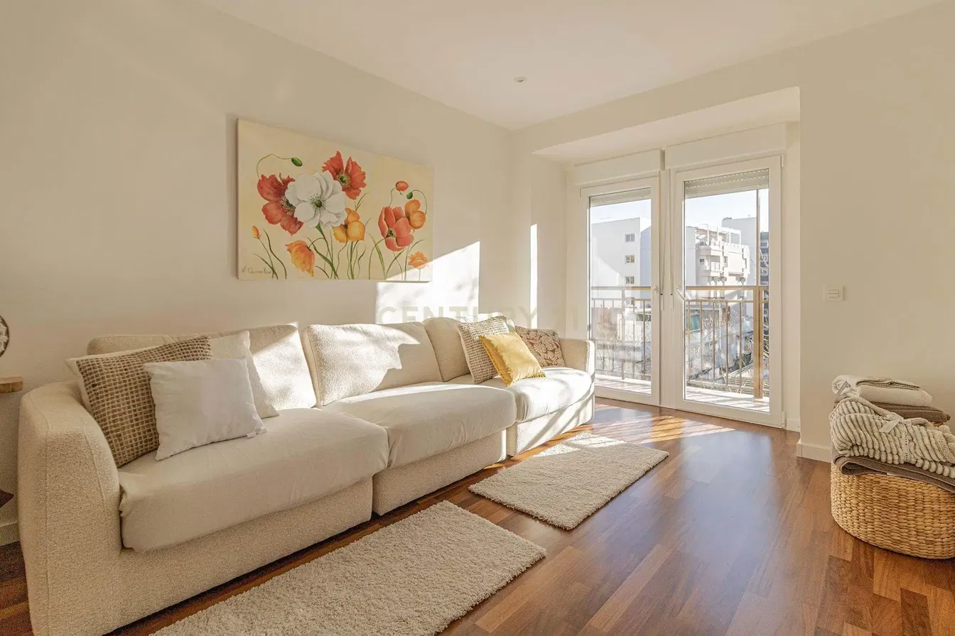 Kuchyně; kuchyňské spotřebiče, dřevěná podlaha, přirozené světlo, moderní styl