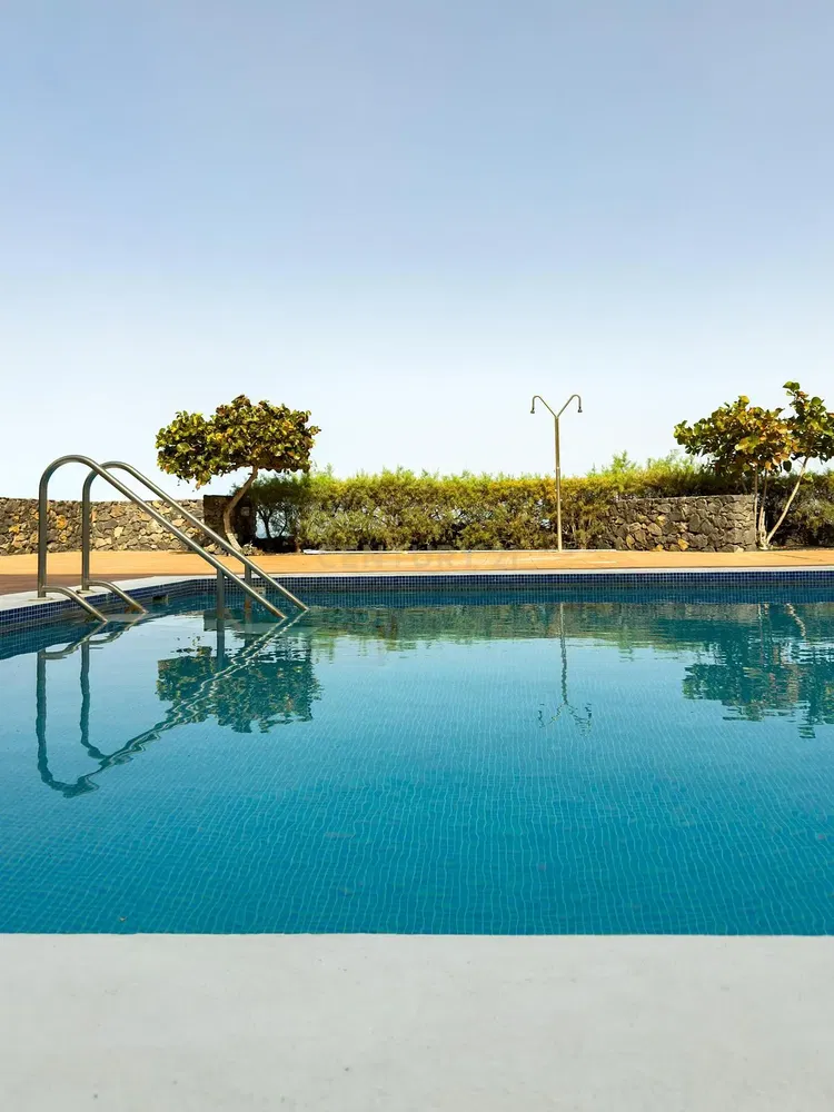 Dnevni boravak; drveni pod, prirodna svjetlost, moderan stil