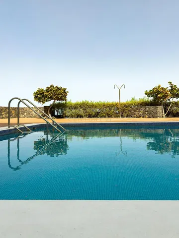 غرفة معيشة; أرضية خشبية, ضوء طبيعي, أسلوب عصري