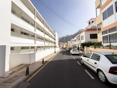 Kuhinja; kućanski aparati, drveni pod, prirodna svjetlost, moderan stil