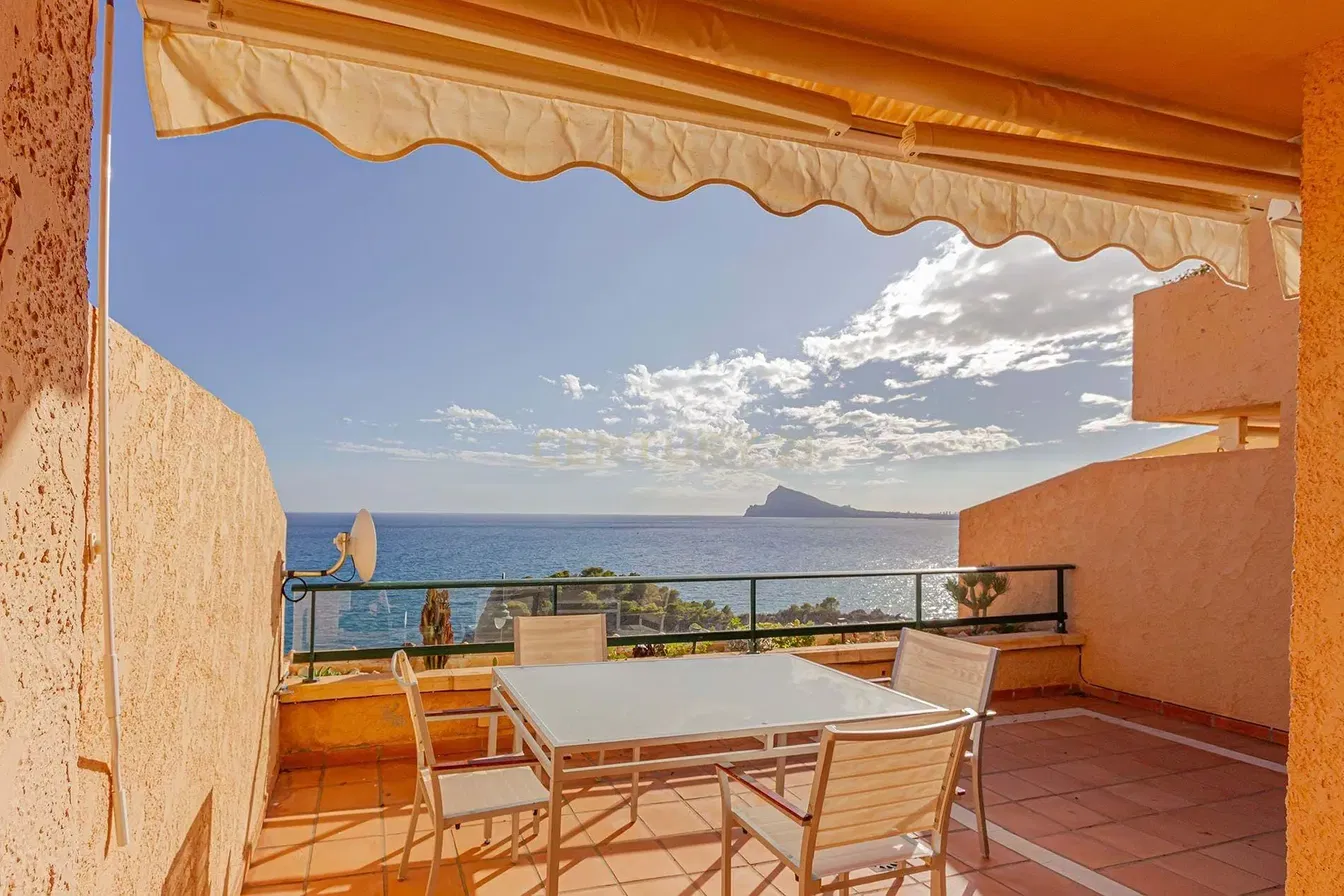 Keuken; keukenapparatuur, houten vloer, natuurlijk licht, moderne stijl