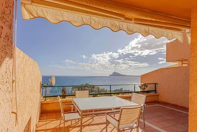 Keuken; keukenapparatuur, houten vloer, natuurlijk licht, moderne stijl