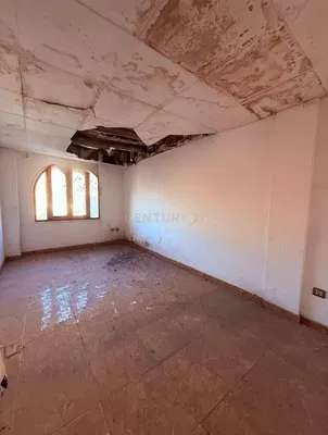 Keuken; keukenapparatuur, houten vloer, natuurlijk licht, moderne stijl