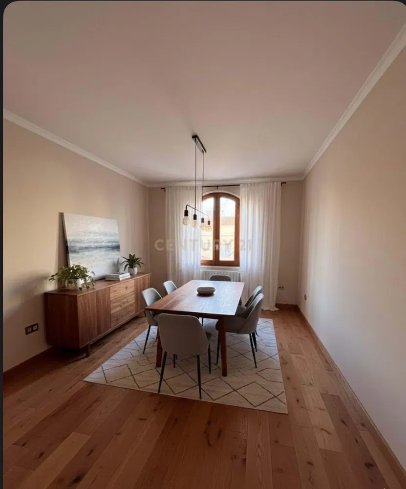 Keuken; keukenapparatuur, houten vloer, natuurlijk licht, moderne stijl