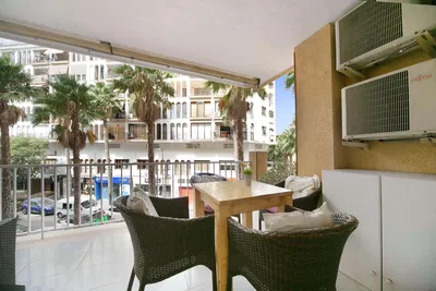 Mutfak; mutfak aletleri, ahşap zemin, doğal ışık, modern stil