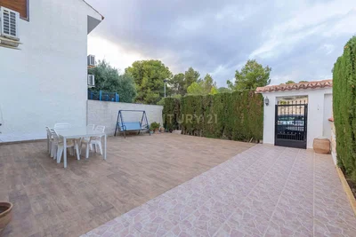 Cuisine; électroménager, parquet, lumière naturelle, style moderne