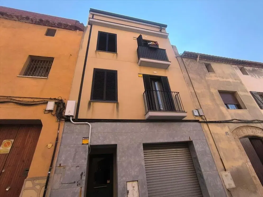 Mutfak; mutfak aletleri, ahşap zemin, doğal ışık, modern stil