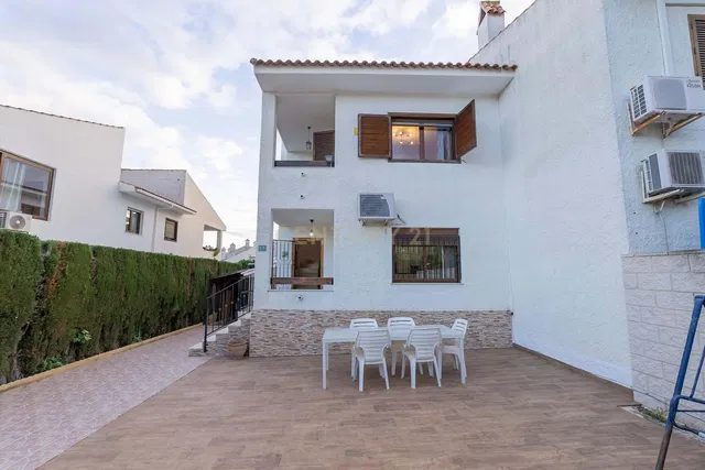 Sala de estar; chão de madeira, luz natural, estilo moderno