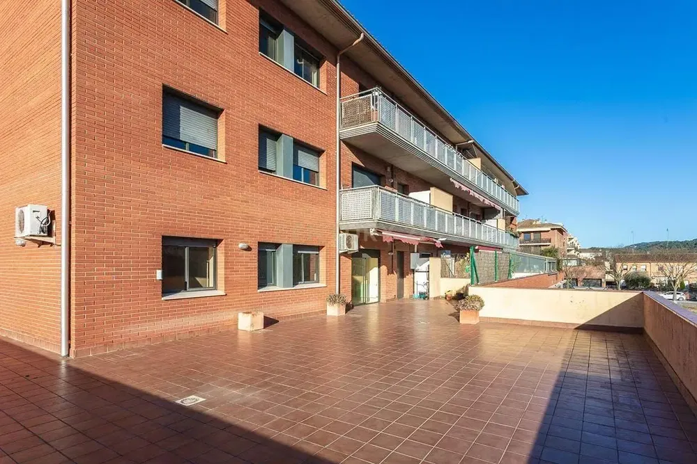 Cucina; elettrodomestici, pavimento in legno, luce naturale, stile moderno