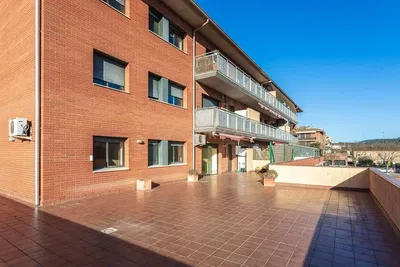 Cucina; elettrodomestici, pavimento in legno, luce naturale, stile moderno