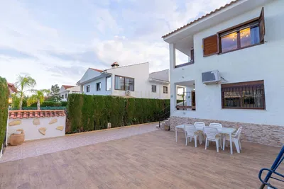 Cuisine; électroménager, parquet, lumière naturelle, style moderne