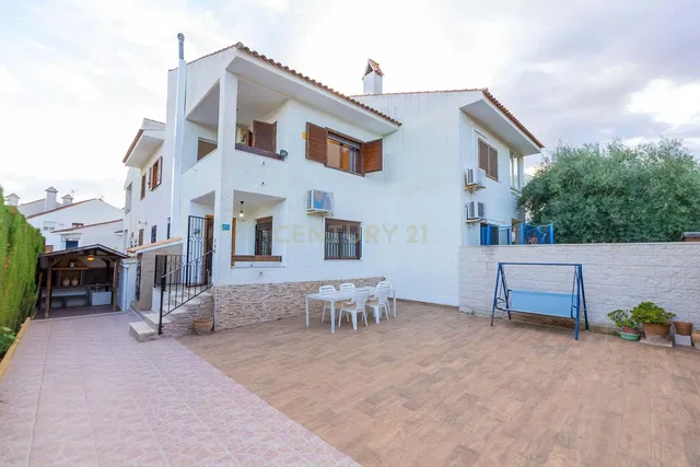 Cozinha; eletrodomésticos, chão de madeira, luz natural, estilo moderno