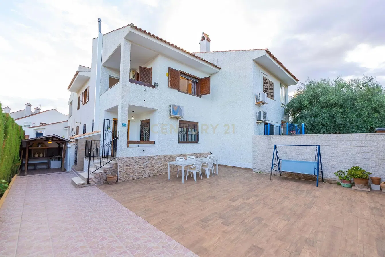 Cuisine; électroménager, parquet, lumière naturelle, style moderne