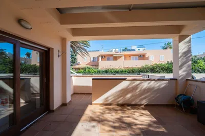 Keuken; keukenapparatuur, houten vloer, natuurlijk licht, moderne stijl