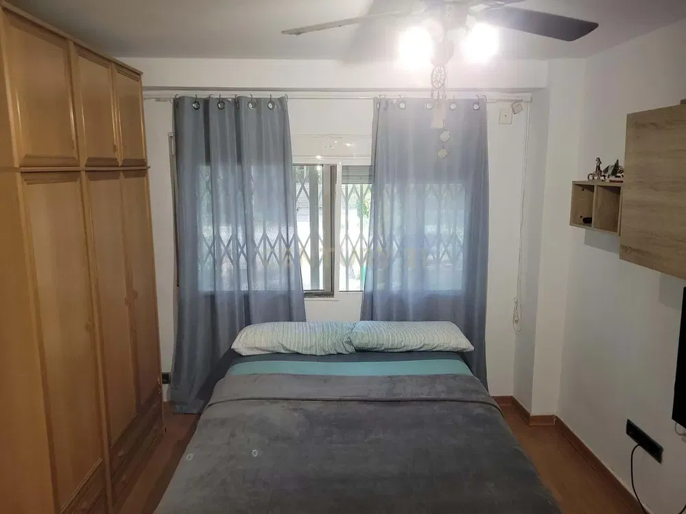 Keuken; keukenapparatuur, houten vloer, natuurlijk licht, moderne stijl