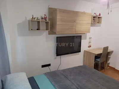 Keuken; keukenapparatuur, tegelvloer, natuurlijk licht, moderne stijl