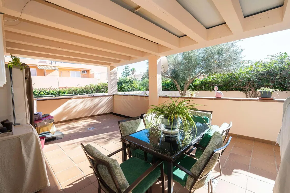 Kuhinja; kuhinjski aparati, drveni pod, prirodno svjetlo, moderni stil