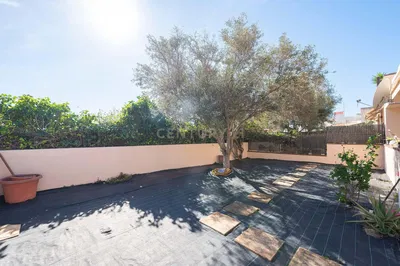 Keuken; keukenapparatuur, houten vloer, natuurlijk licht, moderne stijl