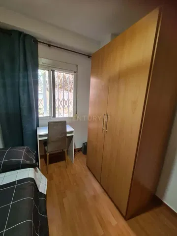 Keuken; keukenapparatuur, houten vloer, natuurlijk licht, moderne stijl