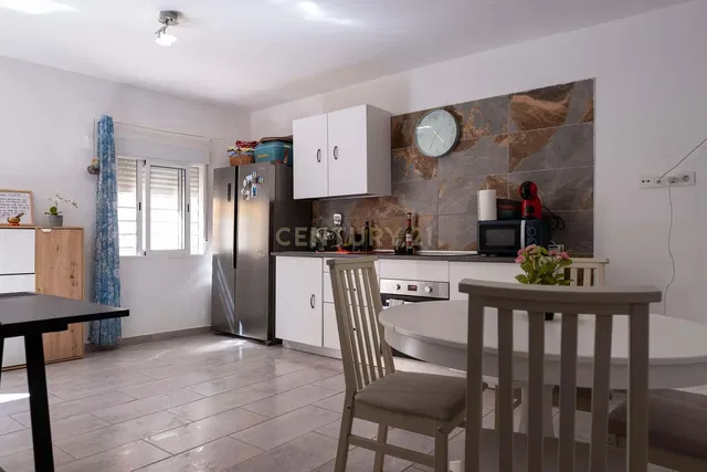 Keuken; keukenapparatuur, houten vloer, natuurlijk licht, moderne stijl