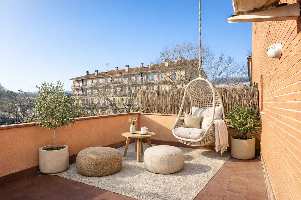 Cucina; elettrodomestici, pavimento in legno, luce naturale, stile moderno