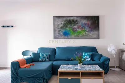 Keuken; keukenapparatuur, houten vloer, natuurlijk licht, moderne stijl