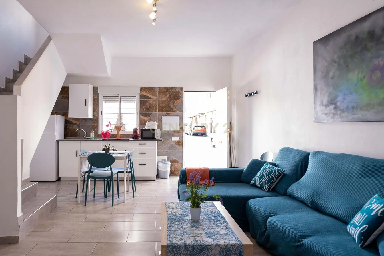 Keuken; keukenapparatuur, houten vloer, natuurlijk licht, moderne stijl