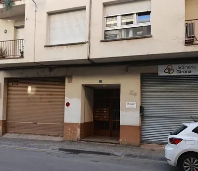 Keuken; keukenapparatuur, tegelvloer, natuurlijk licht, moderne stijl