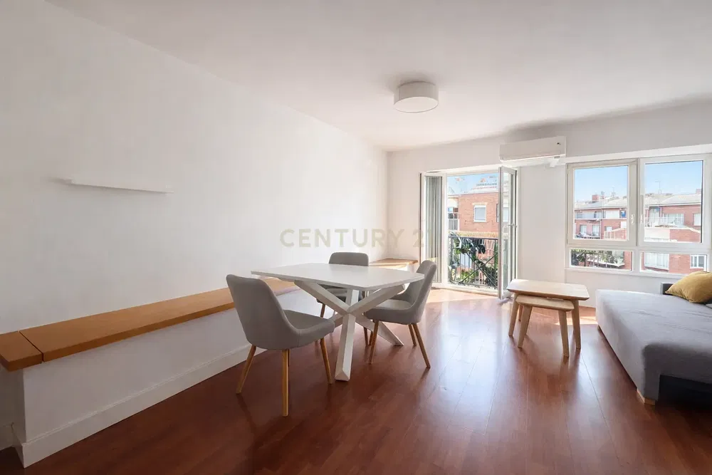 Κουζίνα; συσκευές κουζίνας, ξύλινο πάτωμα, φυσικό φως, μοντέρνο στυλ