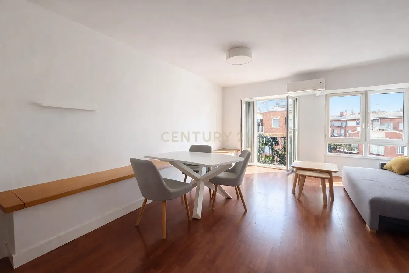 Κουζίνα; συσκευές κουζίνας, ξύλινο πάτωμα, φυσικό φως, μοντέρνο στυλ