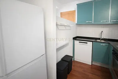 Κουζίνα; συσκευές κουζίνας, ξύλινο πάτωμα, φυσικό φως, μοντέρνο στυλ