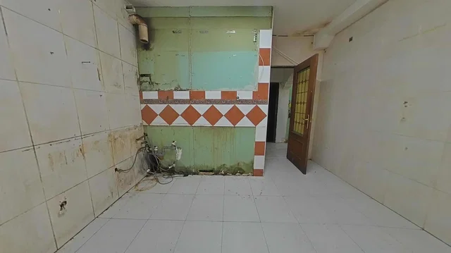 Kuchyňa; kuchynské spotrebiče, drevená podlaha, prirodzené svetlo, moderný štýl