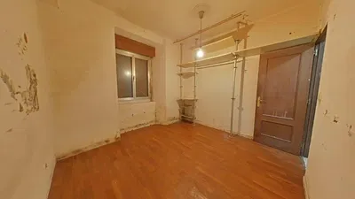 غرفة معيشة; أرضية خشبية, ضوء طبيعي, أسلوب عصري