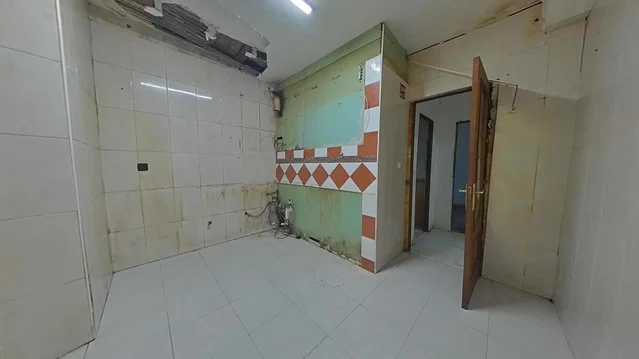 Kuchyňa; kuchynské spotrebiče, dlažba, prirodzené svetlo, moderný štýl