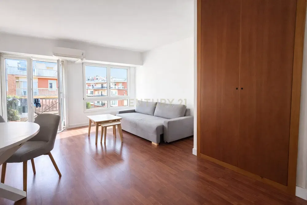 Κουζίνα; συσκευές κουζίνας, ξύλινο πάτωμα, φυσικό φως, μοντέρνο στυλ