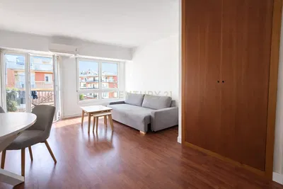 Keuken; keukenapparatuur, houten vloer, natuurlijk licht, moderne stijl