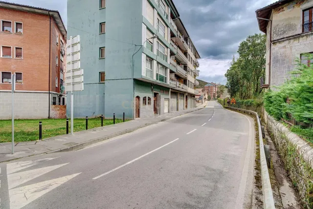 Salon; podłoga drewniana, światło dzienne, styl nowoczesny