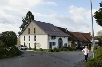 Salon; parquet, lumière naturelle, style moderne