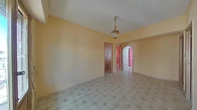 Keuken; keukenapparatuur, houten vloer, natuurlijk licht, moderne stijl