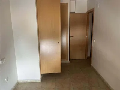 Keuken; keukenapparatuur, houten vloer, natuurlijk licht, moderne stijl