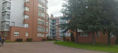 Keuken; keukenapparatuur, houten vloer, natuurlijk licht, moderne stijl