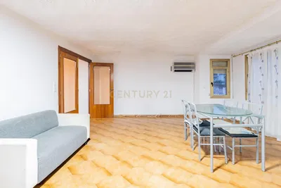 Keuken; keukenapparatuur, houten vloer, natuurlijk licht, moderne stijl