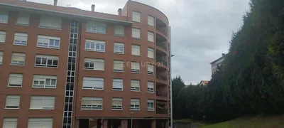 Keuken; keukenapparatuur, houten vloer, natuurlijk licht, moderne stijl