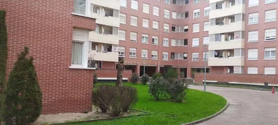 Kuchyně; kuchyňské spotřebiče, dřevěná podlaha, přirozené světlo, moderní styl