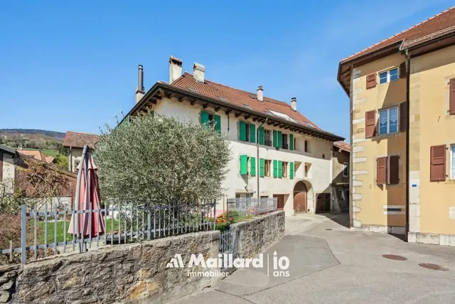 Keuken; keukenapparatuur, houten vloer, natuurlijk licht, moderne stijl