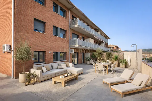 Keuken; keukenapparatuur, houten vloer, natuurlijk licht, moderne stijl