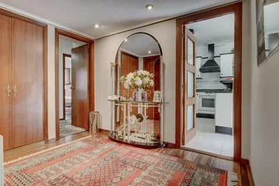 Oturma odası; ahşap zemin, doğal ışık, modern stil