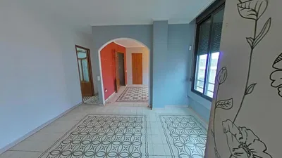 Keuken; keukenapparatuur, houten vloer, natuurlijk licht, moderne stijl